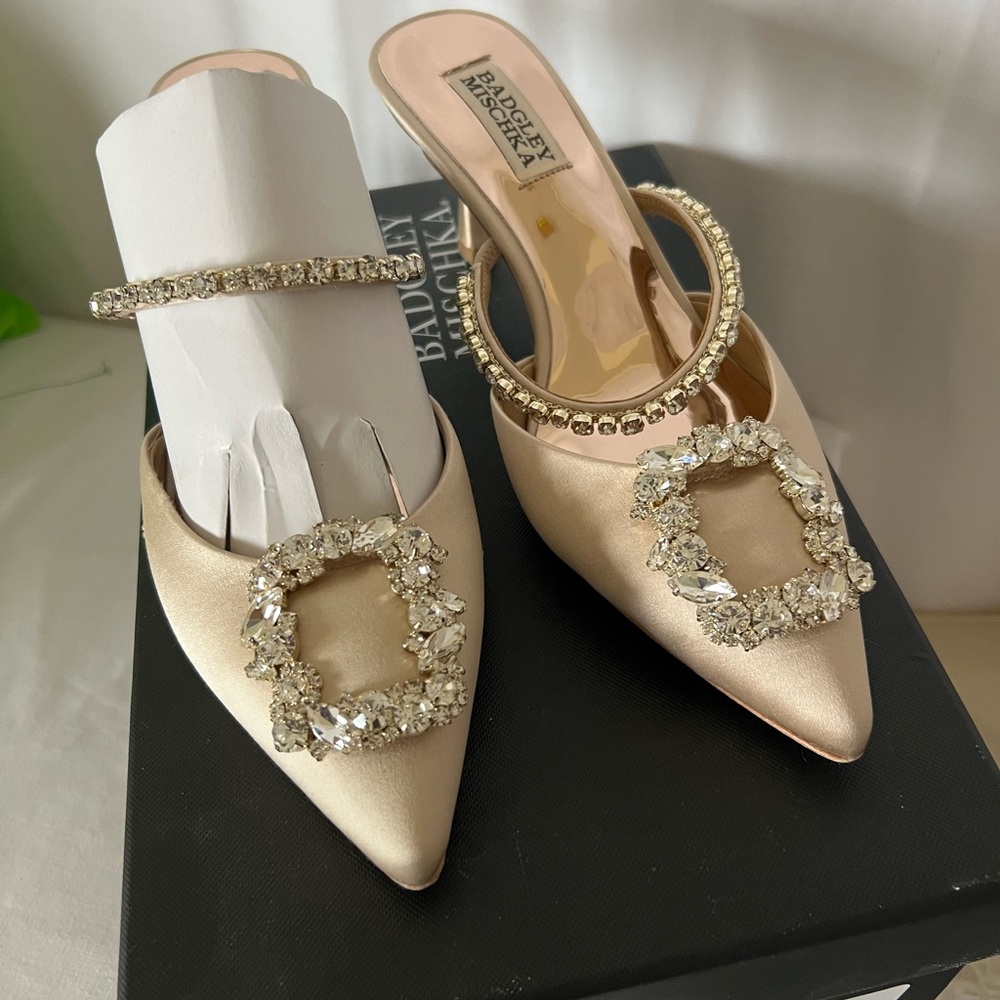 NIB - Badgley Mischka Gold Heels with Bow and Mary Jane Straps